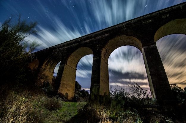 Foto vista a bassa angolazione del ponte ad arco contro il cielo