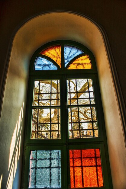 Photo low angle view of arch window