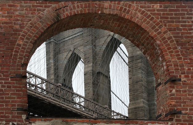 Foto vista a basso angolo di un muro di mattoni ad arco