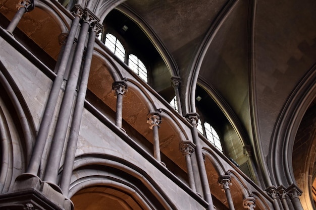 Foto vista a basso angolo delle finestre ad arco