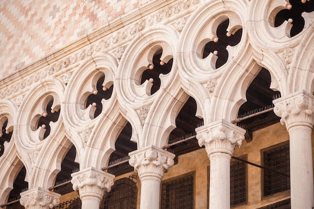 Photo low angle view of architectural columns