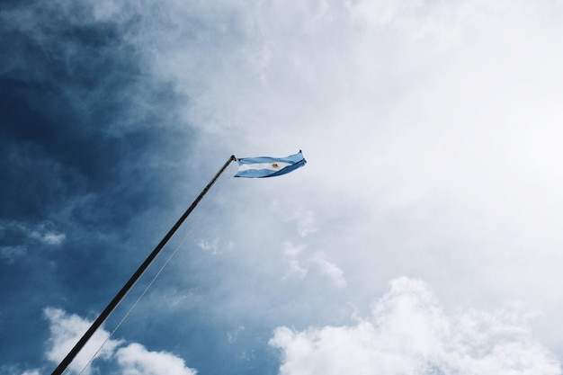 アルゼンチンの国旗の低角度の写真