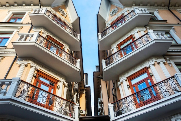 Foto vista a basso angolo dei balconi del balcone