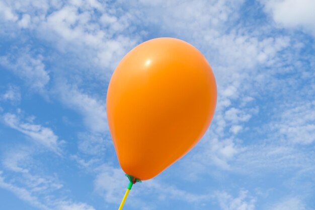 Foto vista a basso angolo del palloncino contro il cielo blu
