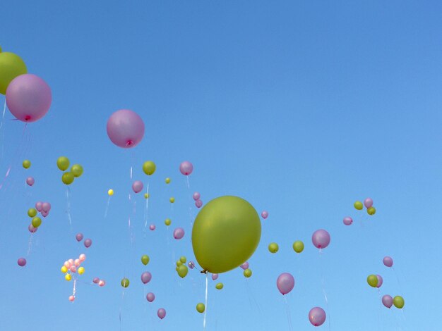 Photo low angle view of balloons against blue sky