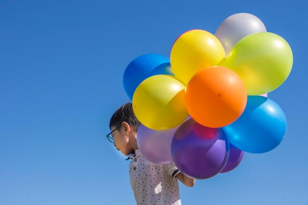 Foto vista a basso angolo dei palloncini contro il cielo blu