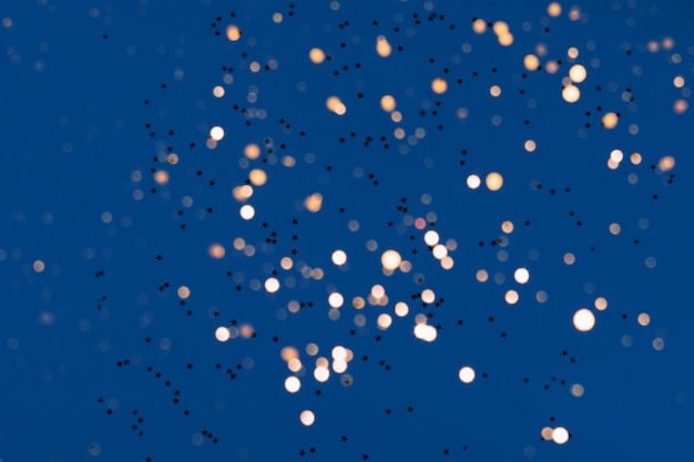 Низкоугольный вид воздушных шаров на голубом небе