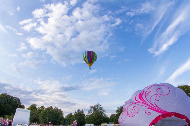 Foto vista a bassa angolazione dei palloncini che volano contro il cielo