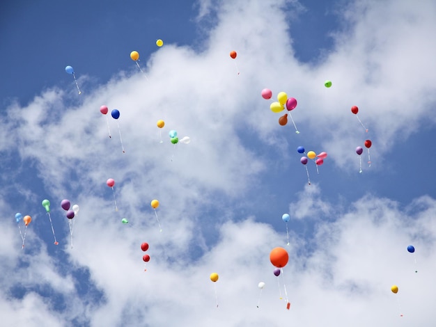 Foto vista a bassa angolazione dei palloncini che volano contro il cielo