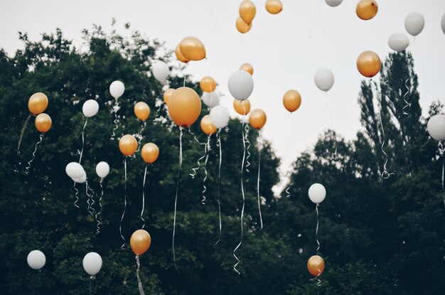 Photo low angle view of balloons