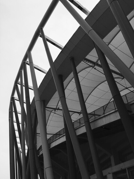 Foto vista a bassa angolazione di un stadio contro un cielo limpido