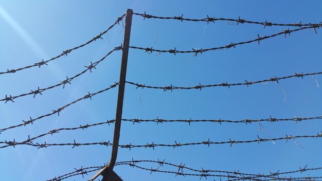 Photo low angle view of barbed wire against sky