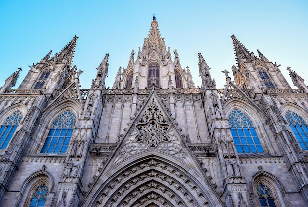 バルセロナ大聖堂の低角度の景色街の晴れた空を背景に