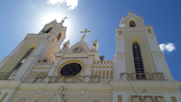 Foto vista a bassa angolazione della basilica di san francesco