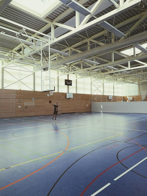 Photo low angle view of basketball hoop against building