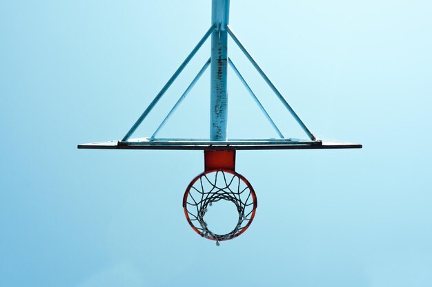 Photo low angle view of basketball hoop against clear blue sky