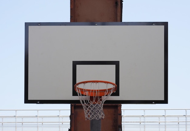 Photo low angle view of basketball hoop against clear sky