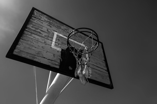 Photo low angle view of basketball hoop against sky