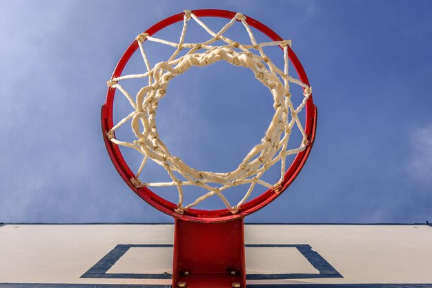 Foto vista a basso angolo del cerchio di basket contro il cielo