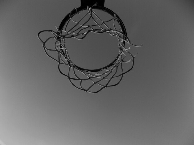 Photo low angle view of basketball hoop