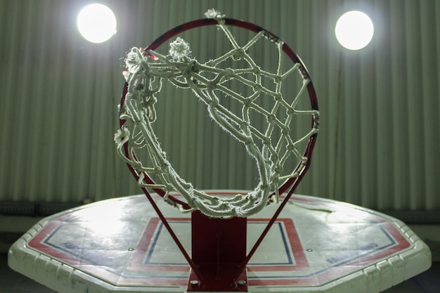 Photo low angle view of basketball hoop