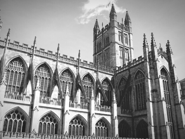 Photo low angle view of bath abbey against sky