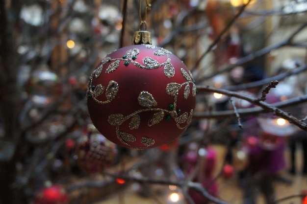 Foto vista a bassa angolazione di bauble sull'albero di natale