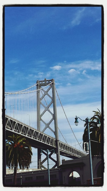 Photo low angle view of bay bridge against sky