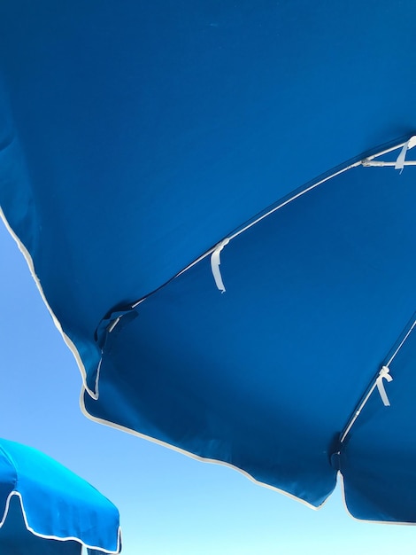 Photo low angle view of beach umbrella