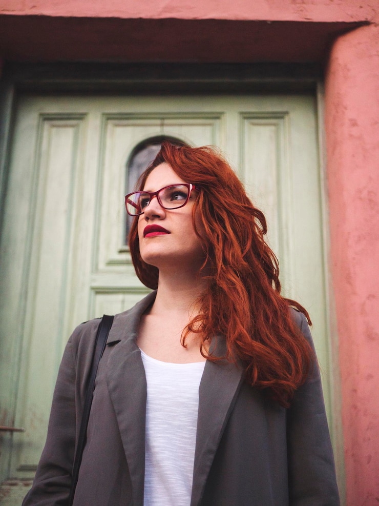 Photo low angle view of beautiful woman standing by door