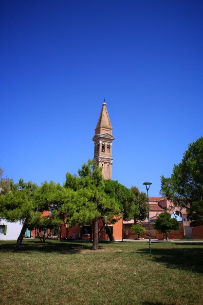 Foto vista a basso angolo del campanile contro il cielo blu