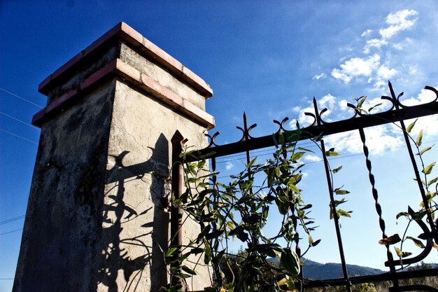 Foto vista a basso angolo del campanile contro il cielo blu