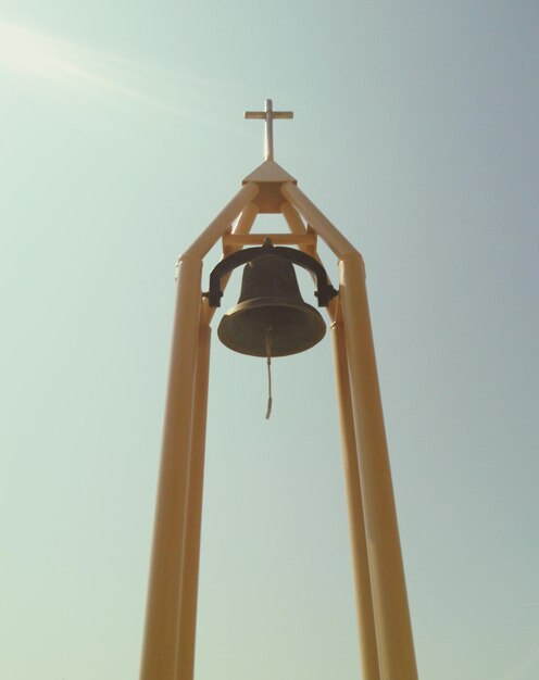 Photo low angle view of bell tower against clear sky