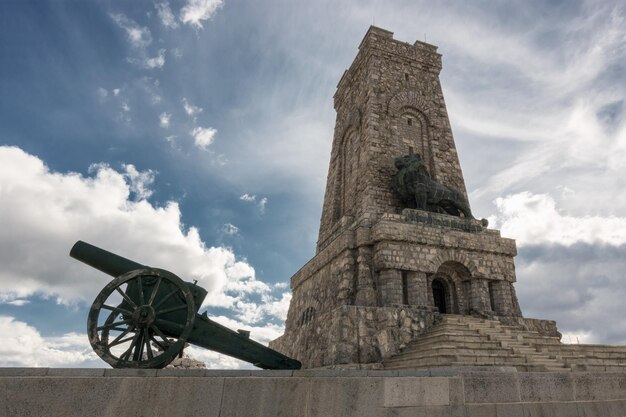 Foto vista a basso angolo del campanile contro un cielo nuvoloso