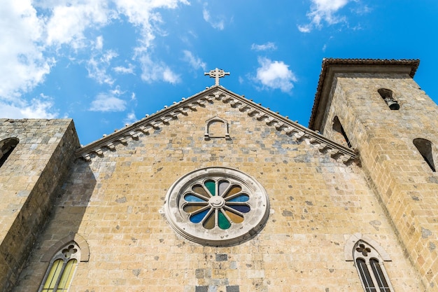 Foto vista a basso angolo del campanile contro un cielo nuvoloso