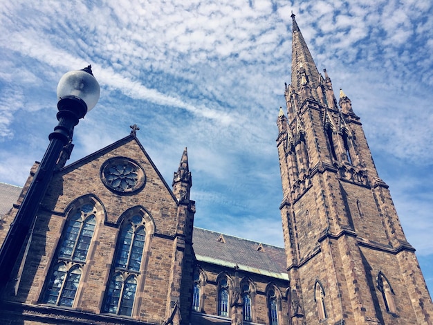 Photo low angle view of bell tower against sky