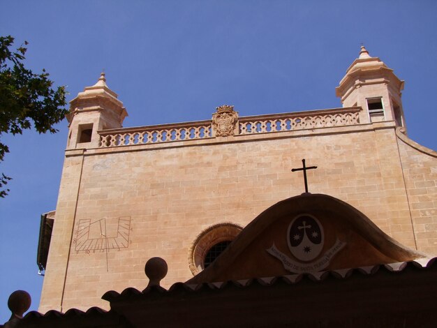 Photo low angle view of bell tower against sky