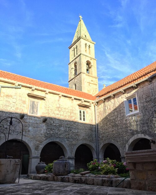 Foto vista a bassa angolazione del campanile contro il cielo