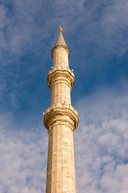 Photo low angle view of bell tower against sky