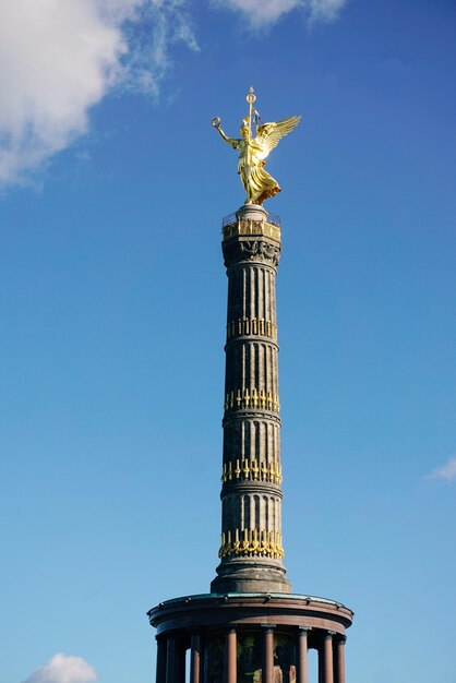 Foto vista a bassa angolazione della colonna della vittoria di berlino