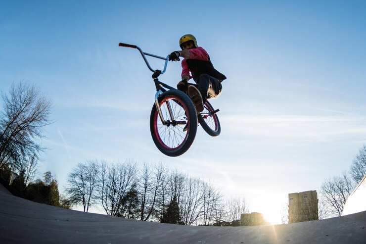 Photo 空に向かって自転車の低角度のビュー