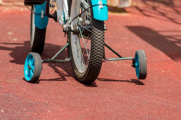 Foto vista a basso angolo della bicicletta su strada