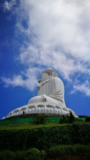 Photo low angle view of big buddha phuket against sky