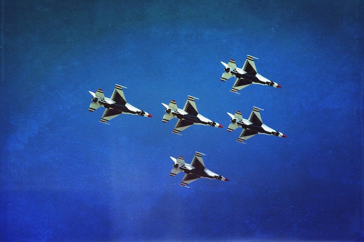 Photo low angle view of birds flying against blue sky