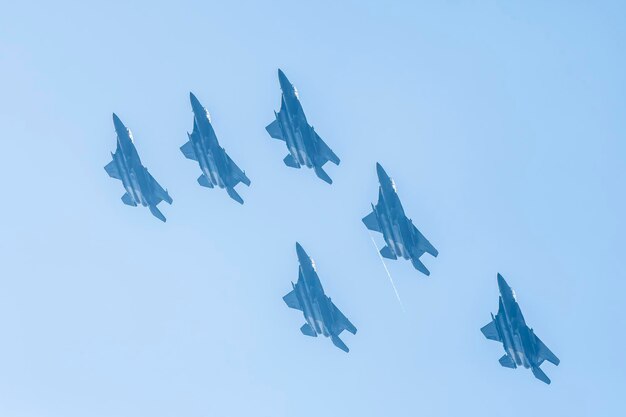 Photo low angle view of birds flying in the sky