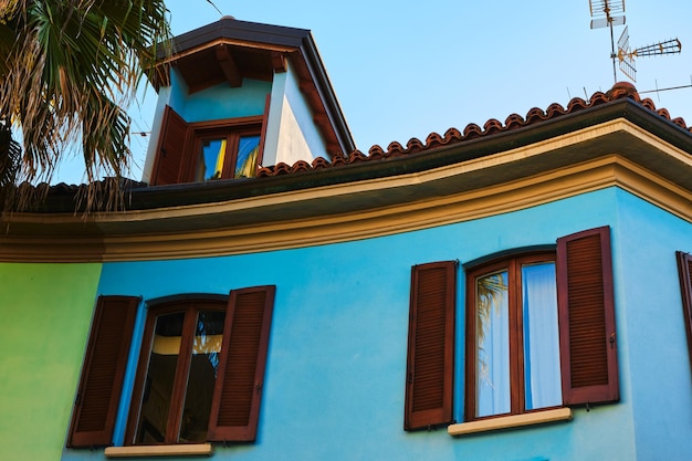 Photo low angle view of blue building against clear blue sky