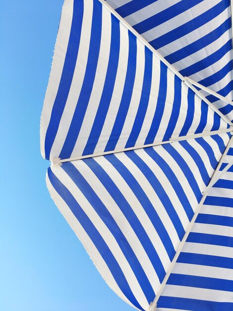 Foto vista a bassa angolazione del parasol blu contro un cielo limpido