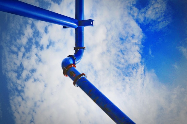 Photo low angle view of blue pipe against sky