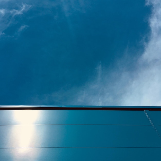 Photo low angle view of blue sky over building