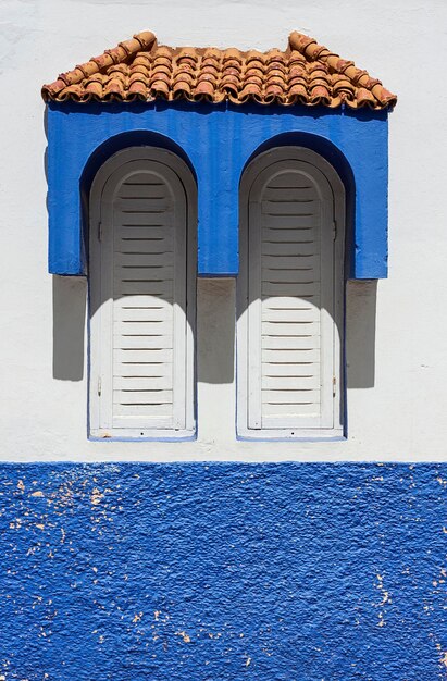 Photo low angle view of blue window on building